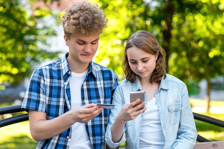 Studenten met een creditcard 